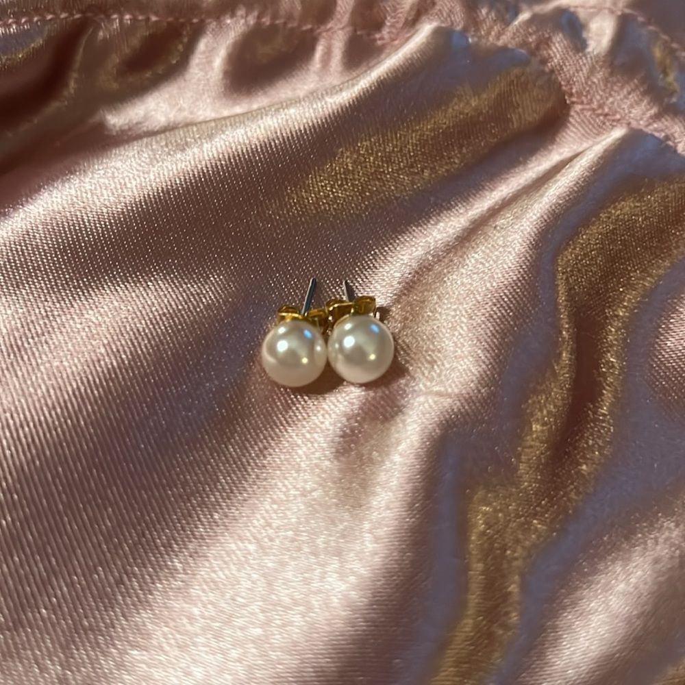 Brand new faux pearl pierced earrings. - Picture 3 of 3